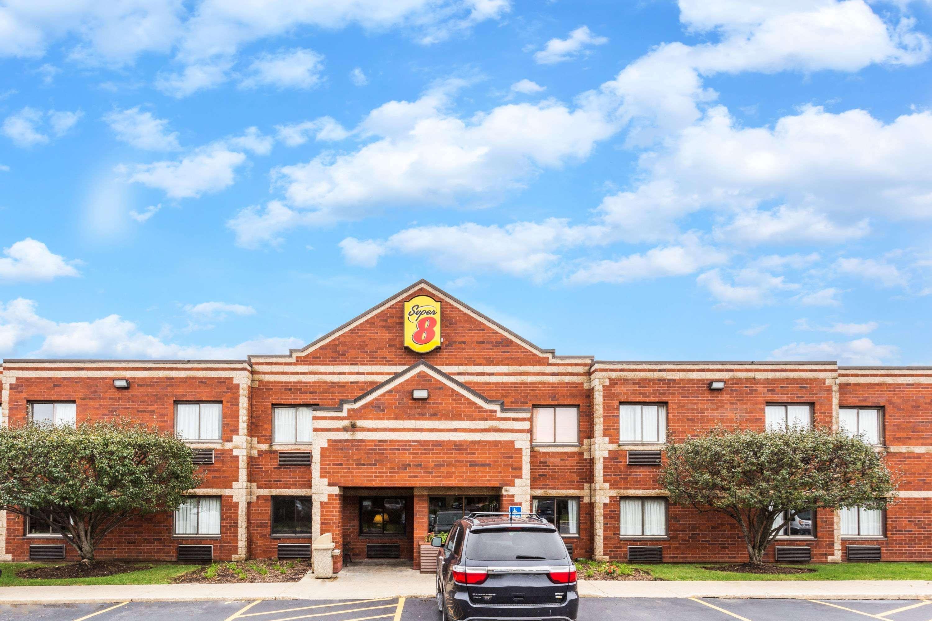 Super 8 By Wyndham Elgin Hotel Exterior photo