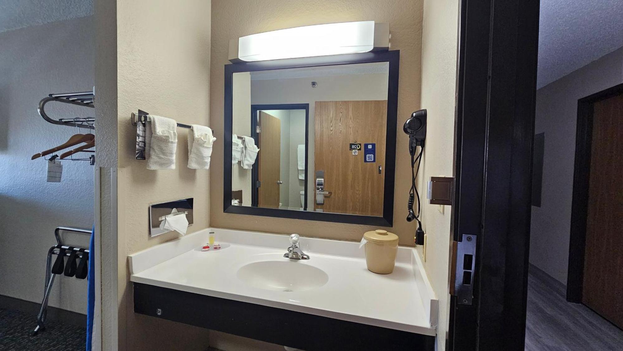 Super 8 By Wyndham Elgin Hotel Exterior photo