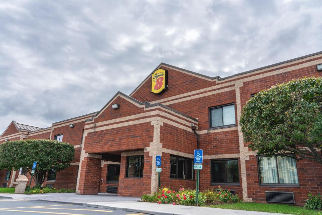 Super 8 By Wyndham Elgin Hotel Exterior photo